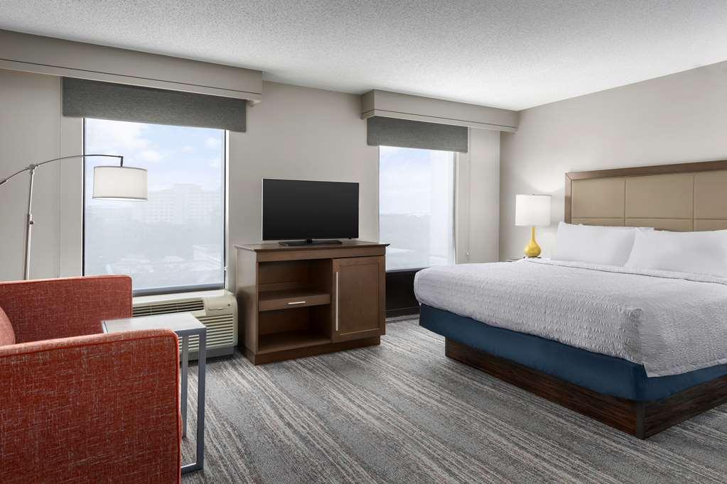Hampton Inn & Suites At Lake Mary Colonial Townpark Room photo